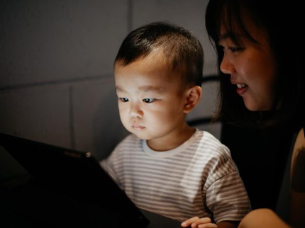 7 Kebiasaan Ini Bikin Anak Speech Delay, Termasuk Terlalu Banyak Screentime