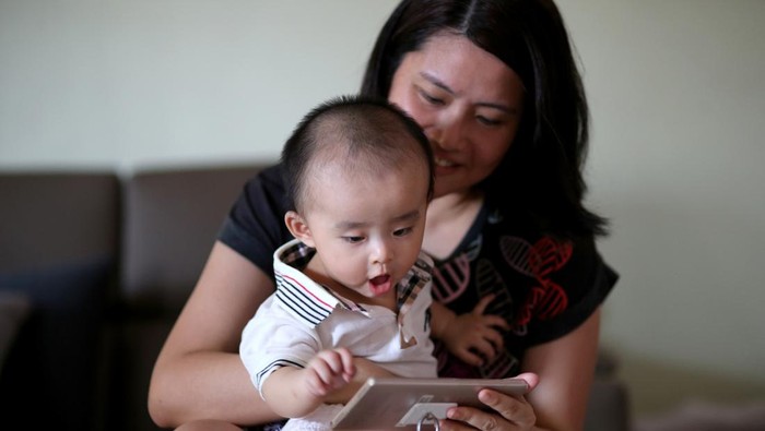 Ilustrasi Anak Bayi Main Gadget