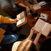 Ini Dia 7 Manfaat Membaca Buku, Apa Benar Bisa Membuat Seseorang Panjang Umur?