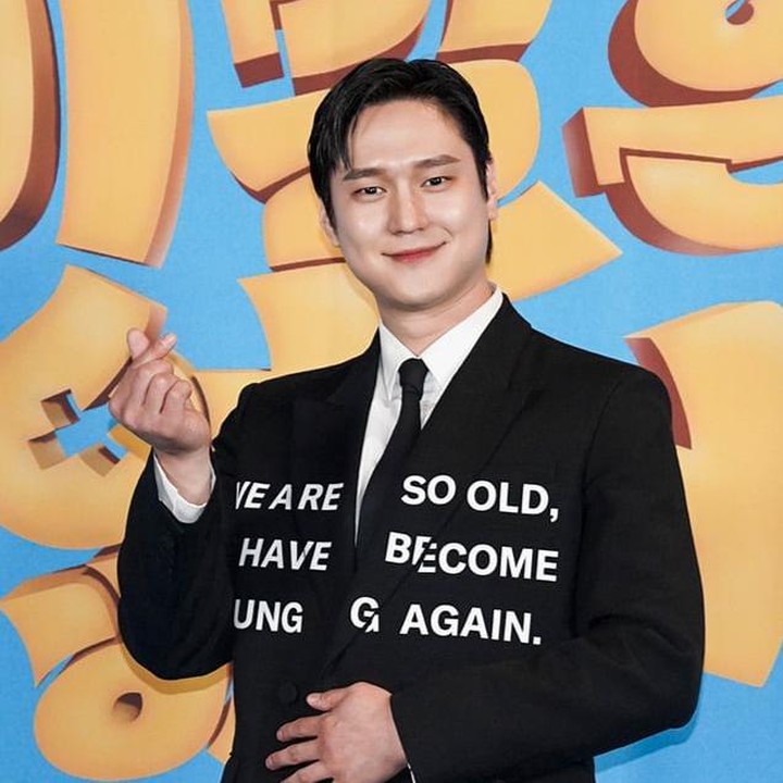 <p>Inilah penampilan terbaru Go Kyung Pyo saat sedang menghadiri konferensi pers drama Frankly Speaking. Di drama ini, ia akan berperan sebagai announcer yang tiba-tiba tak bisa mengontrol mulutnya saat berbicara. (Foto: Instagram @jtbcdrama)</p>