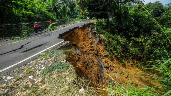 Jalur trans Sulawesi di Kabupaten Poso amblas sepanjang 7 metre akibat longsor. Akses jalan terganggu hingga mengakibatkan kemacetan panjang.