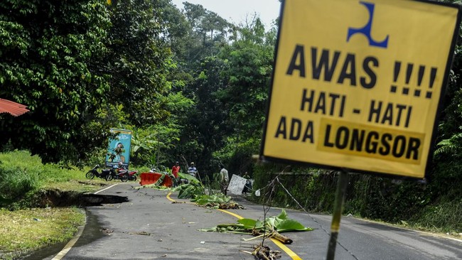 Sejumlah jalan di Cianjur terputus sementara akibat longsor dan amblas, masyarakat diminta menghindari perjalanan ke wilayah tersebut.