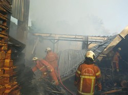 Gudang Percetakan di Simo Surabaya Terbakar, Pemilik Terluka