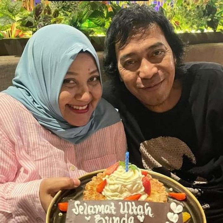 <p>"Selamat Ultah Bunda. Staff DPD RI" tulisan di atas kue, yang dibuat oleh Komeng karena baru dilantik mengemban jabatan tersebut. Cara yang dilakukan Komeng untuk merayakan momen ini cukup manis dan meninggalkan kesan berbeda ya, Bunda. (Foto: Instagram @komeng.original)</p>