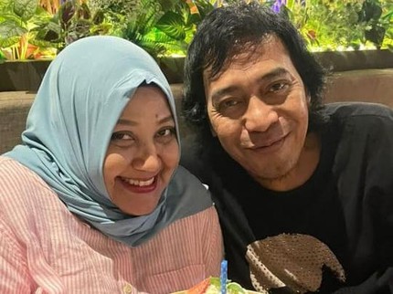Potret Momen Komeng Rayakan Ultah Istri Tercinta, Tulisan di Kue Bikin Salfok