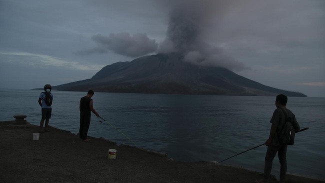 Badan Geologi Kementerian ESDM membantah informasi soal tenggelamya Pulau Tagulandang, Sulawesi Utara akibat erupsi Gunung Ruang.