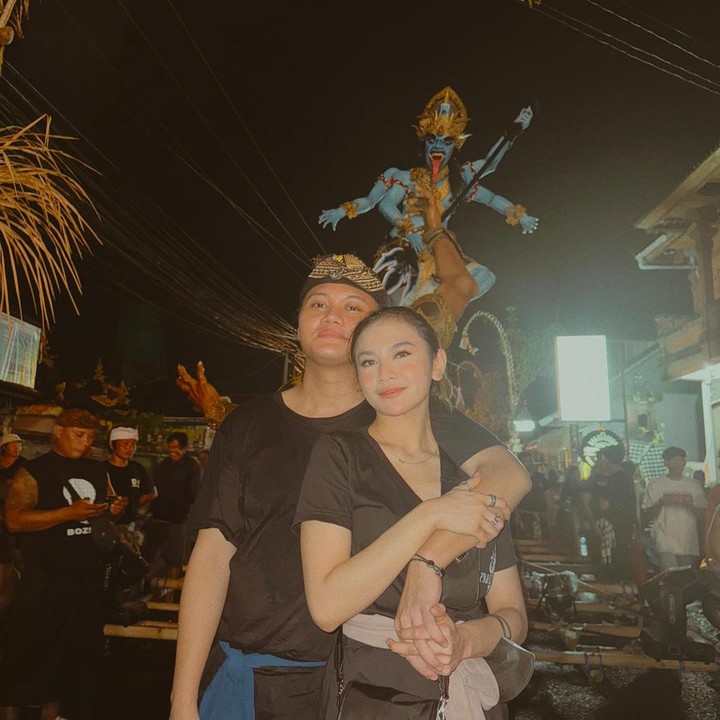 <p>Momem-momen yang dibagikan pun beragam. Mulai dari manggung, liburan, nonton konser musisi favorit, hingga menghabiskan waktu bersama. <em>So sweet</em>, ya?(Foto: Instagram @mahaliniraharja dan @rizkyfbian)<br /><br /><br /></p>