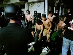 Massa Demo di UNM Makassar Lempari Polisi Pakai Batu, 5 Mahasiswa Diamankan