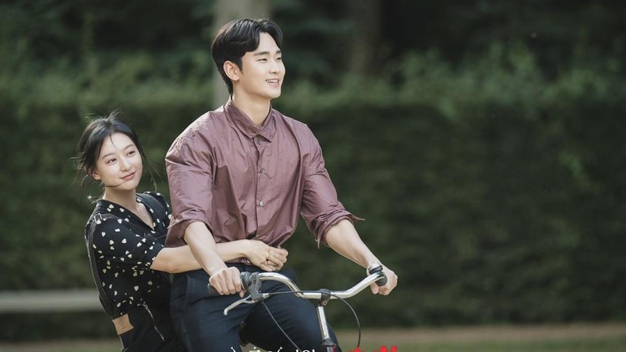 Momen Kim Soo Hyun dan Kim Ji Won bulan madu di drama Korea Queen of Tears