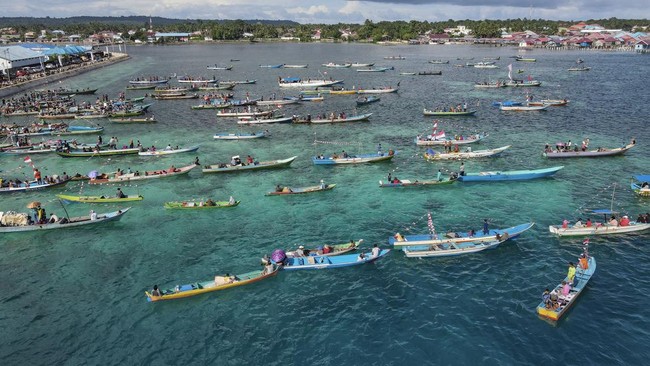 FOTO: Parade Seni Ratusan Perahu Suku Bajau Hiasi Perairan Wakatobi