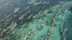 FOTO: Parade Seni Ratusan Perahu Suku Bajau Hiasi Perairan Wakatobi