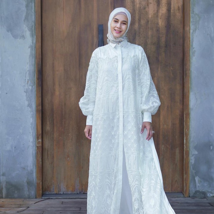 <p>Istri Baim Wong, Paula Verhoeven telah memutuskan untuk berhijab. Ia terlihat tampil lebih tertutup dalam beberapa unggahan terakhirnya di media sosial. (Foto: Instagram @paula_verhoeven)</p>