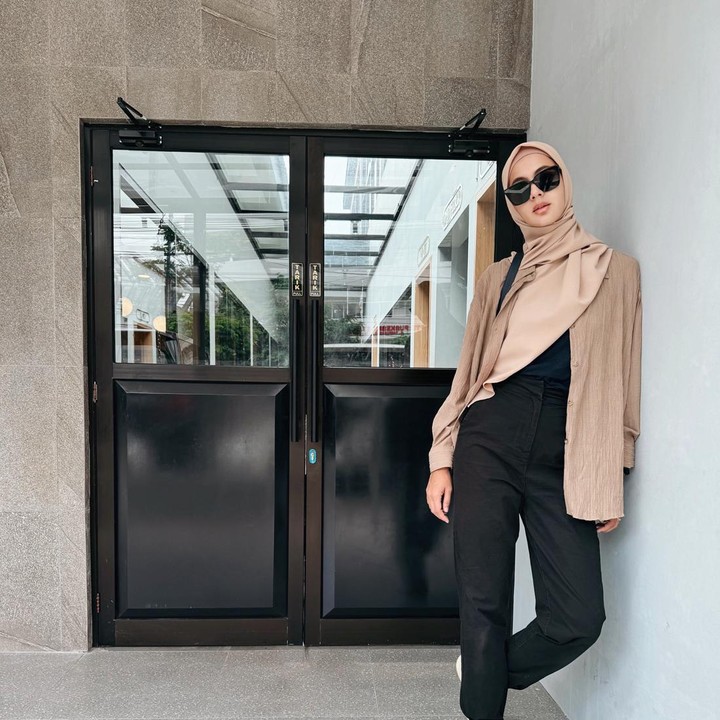 <p>Belum lama ini, Paula juga menampilkan potret OOTD dengan gaya busana <em>dailywear.</em> Ia memakai blazer dan hijab cokelat yang dipadukan dengan baju dan celana hitam. Ia memberikan sentuhan kasual lewat kacamata hitam dan sepatu <em>sneakers.</em> (Foto: Instagram @paula_verhoeven)</p>