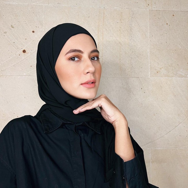 <p>Paula Verhoeven mulai mengenakan hijab dan busana Muslimah sejak ia menjalani ibadah umrah beberapa waktu lalu, Bunda. (Foto: Instagram @paula_verhoeven)</p>