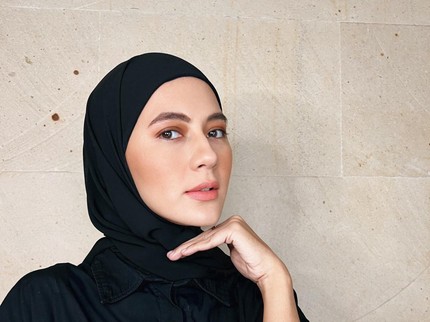 5 Potret OOTD Paula Verhoeven dalam Balutan Hijab, Anggun dan Stylish