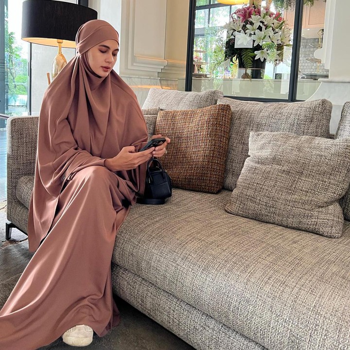 <p>Di salah satu unggahan, Bunda dua anak itu tampil memesona dalam balutan french khimar bernuansa <em>earthy tone.</em> Meski busananya sangat polos, hal itu tak membuat kecantikannya luntur ya? (Foto: Instagram @paula_verhoeven)</p>