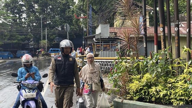 Pengemis viral bernama Rosmini (55) yang suka marah-marah saat meminta sedekah kini menjalani observasi kesehatan mental di RSJ Marzoeki Mahdi Kota Bogor.