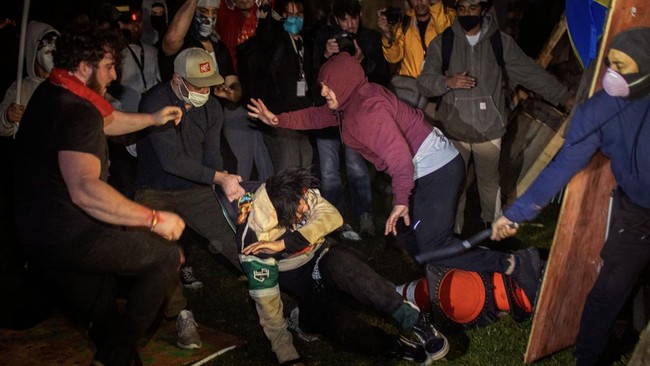 Demo bela Palestina oleh ratusan mahasiswa Universitas California, Los Angeles (UCLA), AS, diserbu massa pendukung Israel hingga unjuk rasa semakin rusuh.