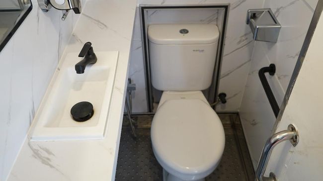 Jongkok saat BAB bantu rektum lebih lurus dan pencernaan lancar. Mana yang lebih sehat: toilet duduk atau jongkok?