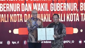 Tito Serahkan 207 Juta Data Penduduk Potensial Pemilih Pilkada ke KPU
