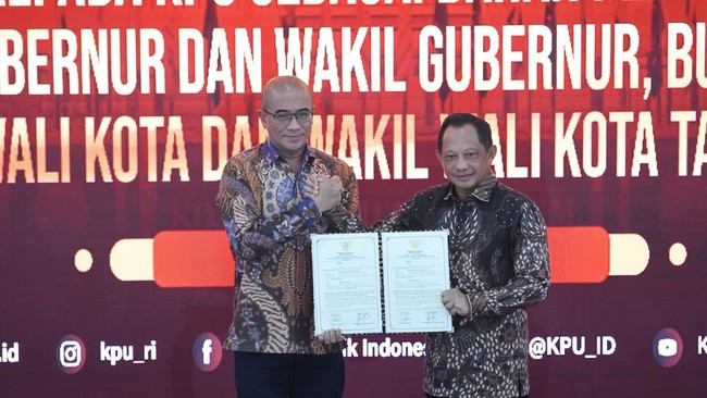 Mendagri Tito Karnavian menyerahkan DP4 ke KPU, Kamis (2/5) ini.