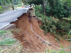 Jalan Rangkasbitung-Bogor Amblas Sepanjang 15 Meter, Lalin Dialihkan
