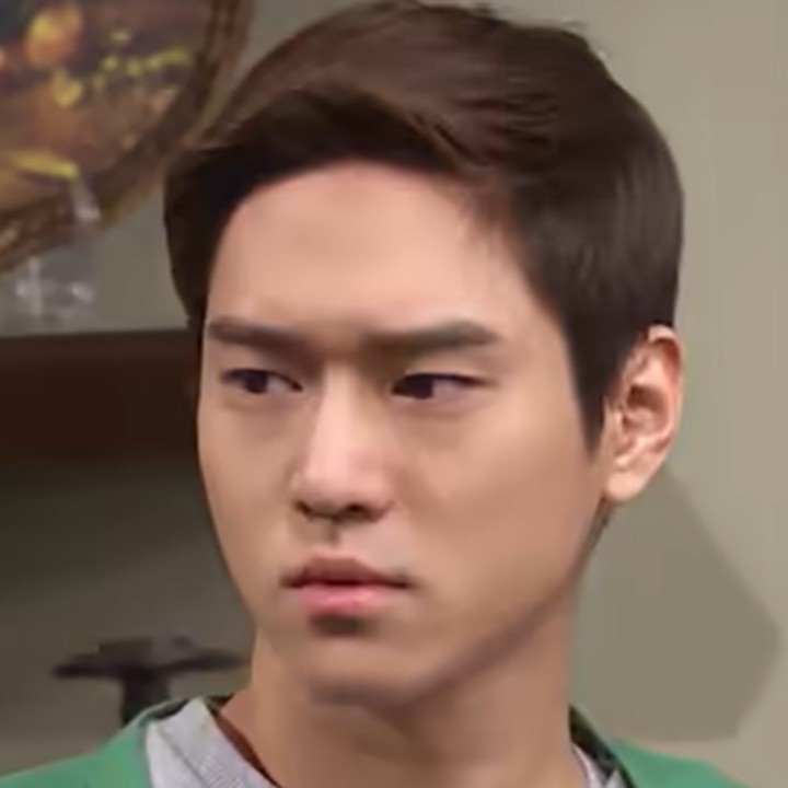 <p>Salah satu karakter Go Kyung Pyo yang paling ikonik adalah di sitkom Potato Star tahun 2013. Di sini ia berperan sebagai kakak laki-laki yang suka mengusili adiknya, ia berakting bersama Seo Yea Ji, lho Bunda. (Foto: tvN)</p>