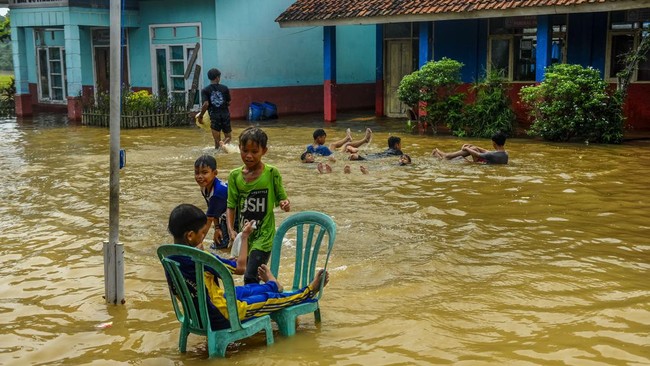 Bencana banjir di RI turut memakan korban jiwa, dan banyak warga yang mengungsi akibat tempat tinggal terdampak.