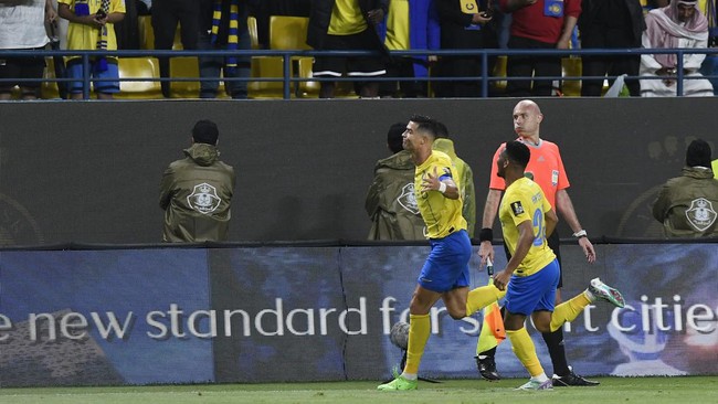 Ronaldo cetak gol indah melalui tendangan voli sambil balik badan saat Al Nassr bantai Al Khaleej di Piala Raja Arab Saudi, Kamis (2/5) dini hari WIB.