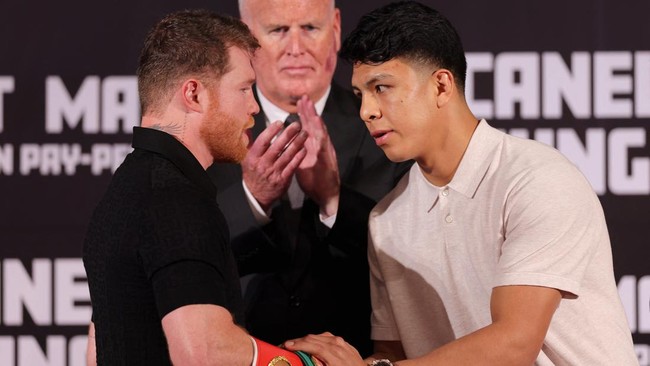 Juara dunia tinju kelas menengah Saul 'Canelo' Alvarez mengamuk kepada legenda tinju Oscar De La Hoya jelang melawan Jaime Munguia.