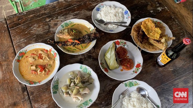CNNIndonesia.com kali ini mengajak Anda bernostalgia dengan masakan mbah di rumah dari masa lalu di restoran Omah Yung Ginah, Tangerang.