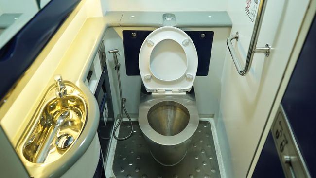 KAI Pamer Toilet Kereta Terbaru, Kotoran Tak Lagi Dibuang di Rel