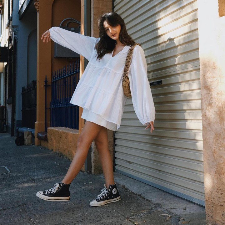 <p>Kecantikan Amanda semakin terpancar saat ia mengenakan <em>oversized blouse</em> warna putih ketika plesir di Sydney. Ia memadukannya bersama handbag cokelat dan sepatu <em>Converse high</em> hitam-putih. (Foto: Instagram @amandarawles)</p>