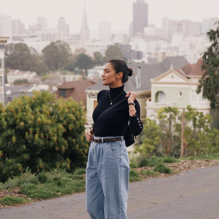 <p>Amanda juga terlihat <em>stylish</em> ketika memakai <em>turtleneck shirt</em> hitam yang dipadukan bersama <em>boyfriend jeans</em> dan <em>vintage belt</em> saat berkunjung ke San Francisco. (Foto: Instagram @amandarawles)</p>