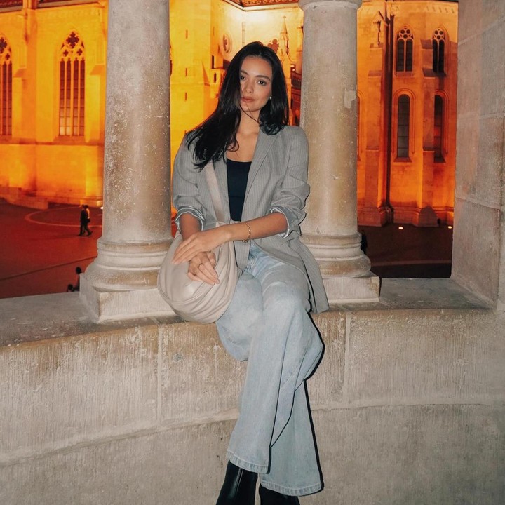 <p>Ketika sedang <em>traveling</em> ke Budapest, Amanda kerap mengabadikan potret OOTD yang ia pakai. Di salah satu kesempatan, ia mengenakan <em>outer blazer</em> yang dipadukan bersama celana <em>trousers</em> warna abu-abu. Ia juga memakai sepatu <em>boots</em> hitam yang senada dengan <em>inner</em> bajunya. (Foto: Instagram @amandarawles)</p>