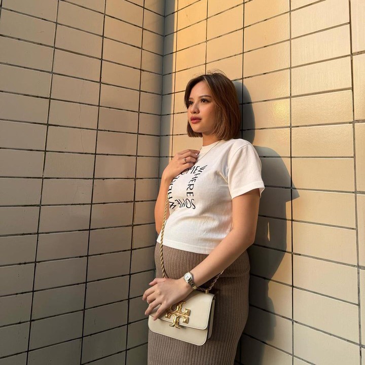 <p>Penyanyi cantik Anggi Marito juga sering membagikan momen kehamilan pertamanya di media sosial. Belum lama ini, Anggi mengunggah potret maternity-nya bersama sang suami. Perempuan 22 tahun ini juga kerap memamerkan baby bump kehamilannya di media sosial. (Foto: Instagram @anggimarito)</p>