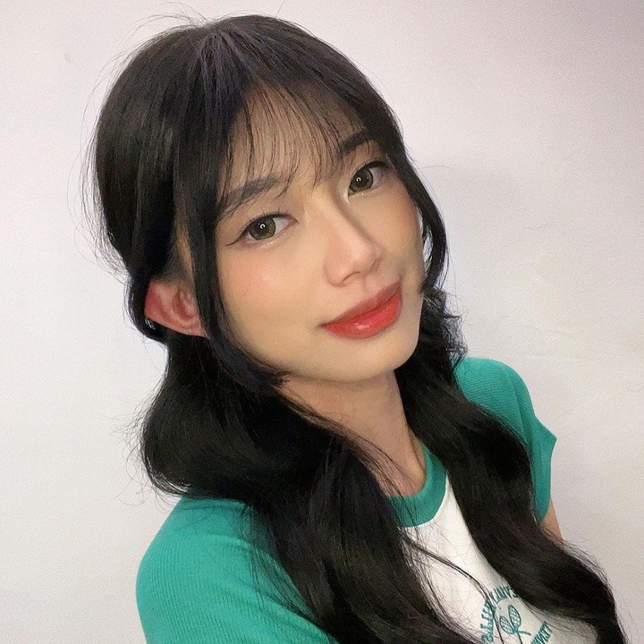 <p>Desy eks JKT48 juga akan segera dikaruniai anak pertama, Bunda. Perempuan bernama lengkap Maria Genoveva Natalia Desy Purnamasari Gunawan ini mengumumkan kehamilan pertamanya pada akhir April lalu. Kehamilan ini menjadi momen tak terlupakan sekaligus hadiah terbaik untuk Desy dan suaminya, Kelvin Prasetya. (Foto: Instagram @desygenoveva_)</p>