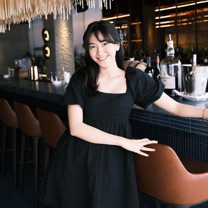 <p>Eks JKT48 Shania Junianatha atau dikenal dengan nama Shanju juga tengah menanti kelahiran anak pertamanya. Istri pebulutangkis Jonatan Christie ini menganggap momen kehamilannya ini sebagai petualangan terbaru dan terbesarnya bersama sang suami. "Our greatest adventure yet begins with a little heartbeat," tulisnya di Instagram. (Foto: Instagram @shanju)</p>