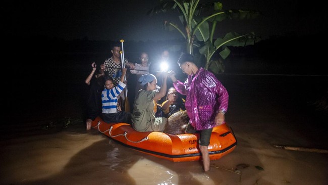 FOTO: Banjir Luapan Sungai Cibeureum Rendam Wilayah Lebak Banten