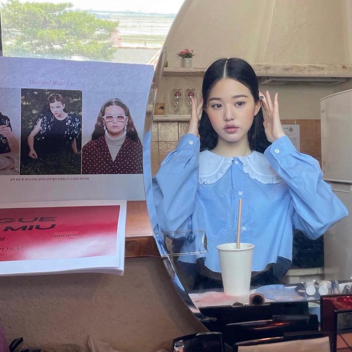 <p>Dengan paduan kemeja berwarna biru langit dan celana kulot hitam, Bunda dapat meniru outfit cantik dari Wonyoung IVE ini. Adanya rumbai putih yang mengelilingi area leher tentunya akan mempermanis tampilan ini. (Foto: Instagram @for_everyoung10)</p>