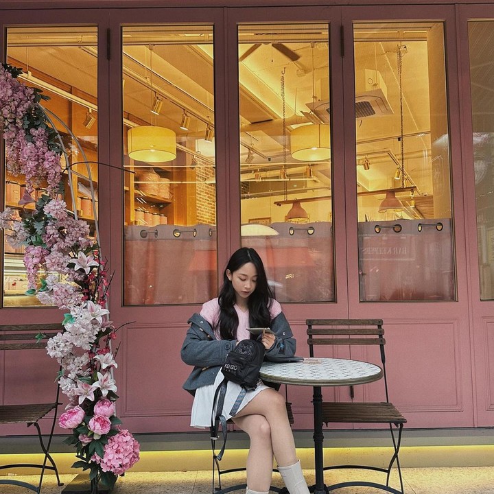 <p>Soal penampilan OOTD, selera berpakaian Dita cukup menarik perhatian. Perempuan yang dibesarkan di Yogyakarta ini selalu tampil stylish dengan gaya kasualnya, Bunda. (Foto: Instagram @hey__deets)<br /><br /><br /></p>