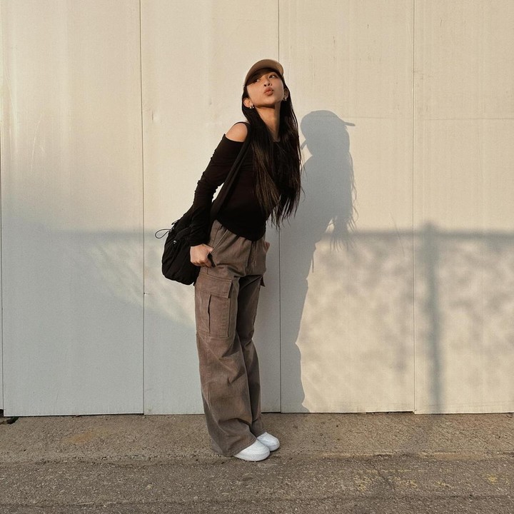 <p>Padu padan outfit Dita ini cocok dipakai untuk bersantai di akhir pekan, ya? Dari potret-potret ini, apakah ada OOTD Dita yang menginsipirasi Bunda untuk dicoba?(Foto: Instagram @hey__deets)</p>