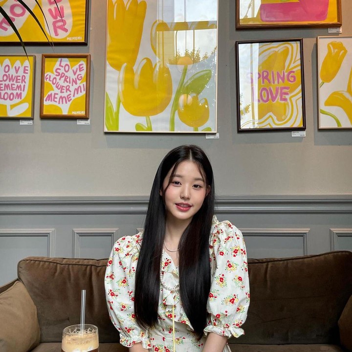 <p>Dress putih bermotif bunga adalah satu pilihan yang pas kala Bunda bepergian ke luar. Seperti yang dikenakan Wonyoung IVE di potret ini, balutan dress tersebut memberikan tampilan girly yang segar juga ceria, Bun. (Foto: Instagram @for_everyoung10)</p>