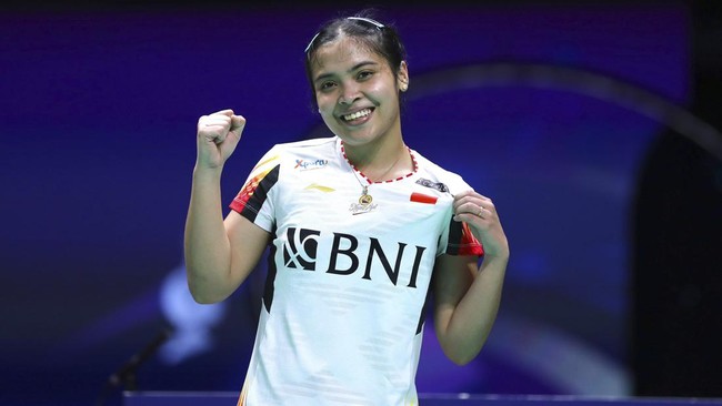 Gregoria Mariska Tunjung membawa Indonesia untuk sementara unggul 1-0 atas Korea Selatan usai mengalahkan Sim Yu Jin di laga pertama semifinal Uber Cup 2024.