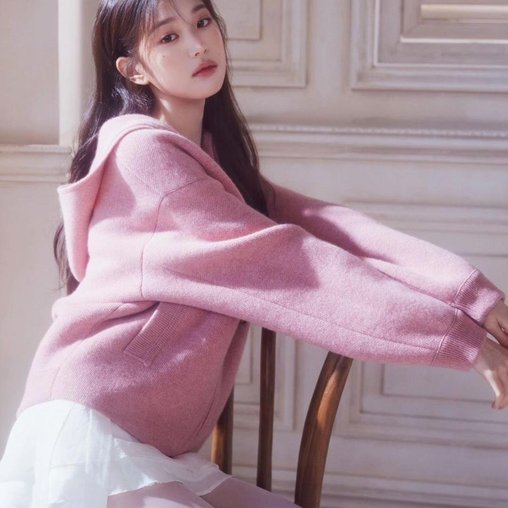 <p>Idol satu ini juga membagikan figurnya dalam balutan jaket merah muda yang disertai rok olahraga putih. Busana satu ini bisa Bunda tiru kala ingin berolahraga, lho. Selain sporty, outfit ini juga memberikan kesan manis. (Foto: Instagram @for_everyoung10)</p>