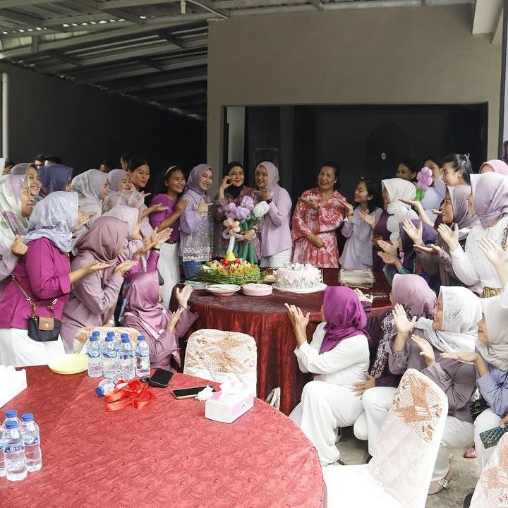 <p>Namun rencana tersebut tak berjalan sesuai harapan. Saat hadir di kediaman, teman-temannya tetap membuat kejutan dan merayakan ulang tahun Ully dengan sukacita. "Ehhhh….. tetep ajaaaa. Rencananya mau olahrga tb2 jreeengggg. Masyallah Terimakasih ya semua nya."(Foto: Instagram @julianamoechtar)<br /><br /><br /></p>