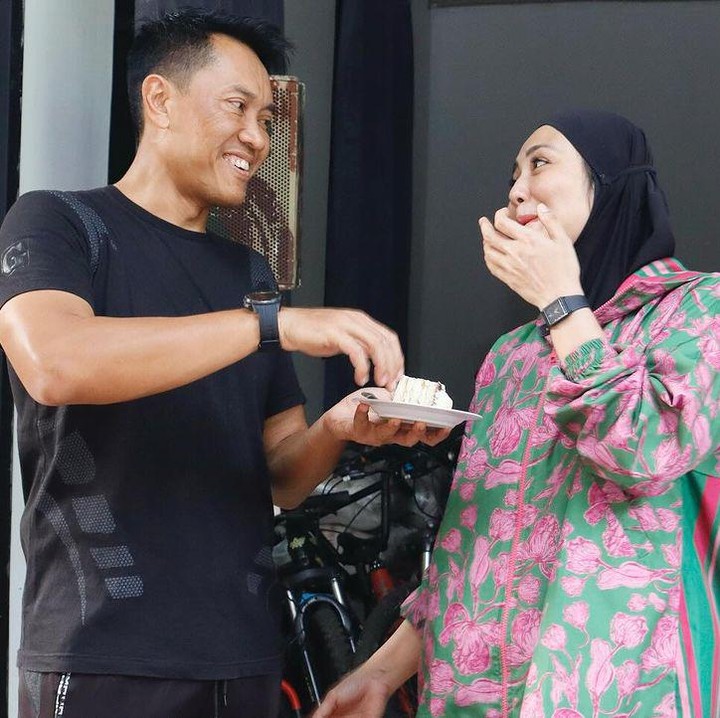 <p>Perempuan yang akrab disapa Ully ini menjelaskan bahwa ia sudah berencana mengundang teman-teman untuk berkumpul agar tak dibuatkan kejutan. "Biar ga dibuat surprise jd lah ya kan mengumumkan tgl 1 semua kerumah kumpul aja drmh udh disiapkan , tinggal dtng ga ush surprise2," bebernya," dikutip dari akun @julianamoechtar. (Foto: Instagram @julianamoechtar)<br /><br /><br /></p>