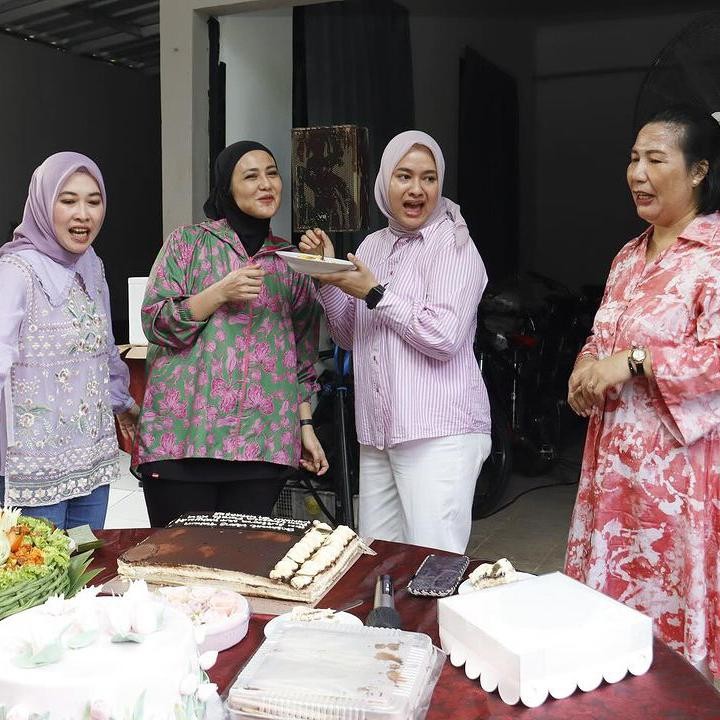 <p>Juliana Moechtar baru saja mendapat kejutan ulang tahun, Bunda. Pada 1 Mei yang lalu, ia baru genap berusia 35 tahun. (Foto: Instagram @julianamoechtar)<br /><br /><br /></p>