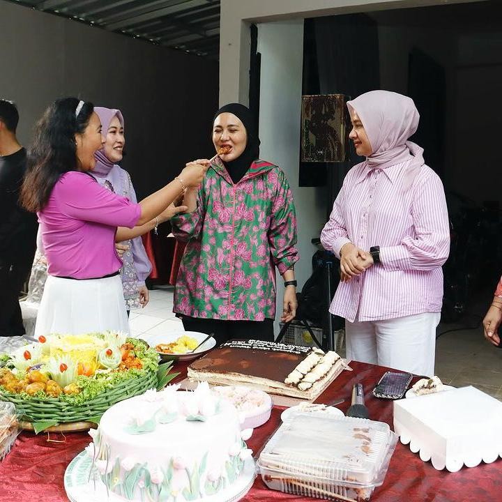 <p>Momen pertambahan usia ini juga berlangsung meriah. Hal ini karena Bunda dari 4 orang anak tersebut mendapat kejutan dari teman-temannya di rumah. (Foto: Instagram @julianamoechtar)<br /><br /><br /></p>