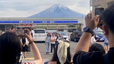 Jepang Tunda Pasang Penghalang Pemandangan Gunung Fuji di Depan Lawson